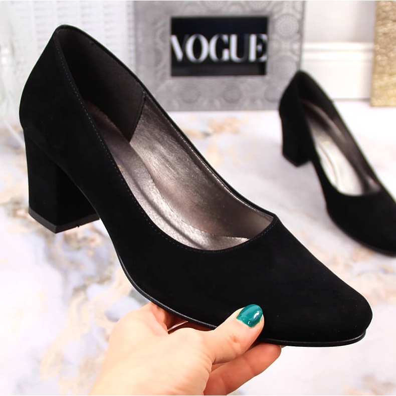 Naisten mustat mokkanahkapumput Azali 1470 -postissa 1