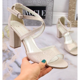 Naisten kultaiset sandaalit pylväässä Azali 2941 beige kultainen 1
