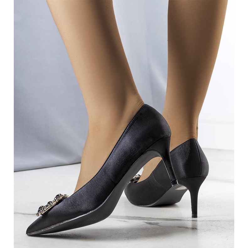 BM Lukisin mustat korkokengät 2