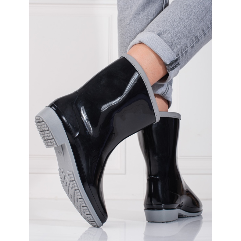 TRENDI Mustat galoshes 1