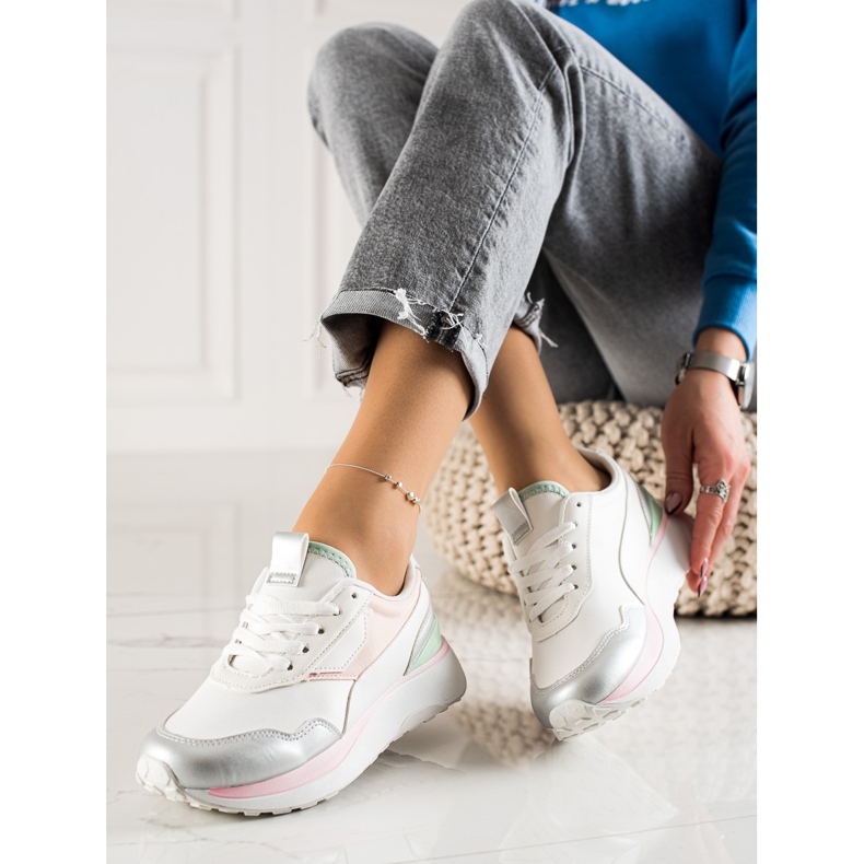 TRENDI Värikkäät lenkkarit lavalla valkoinen vaaleanpunainen hopea 1