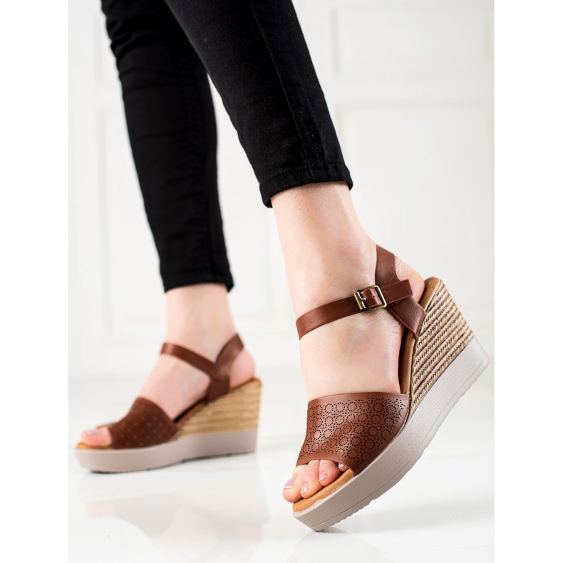 Clowse Kevyet sandaalit kiilamaisella kantapäällä ruskea 1