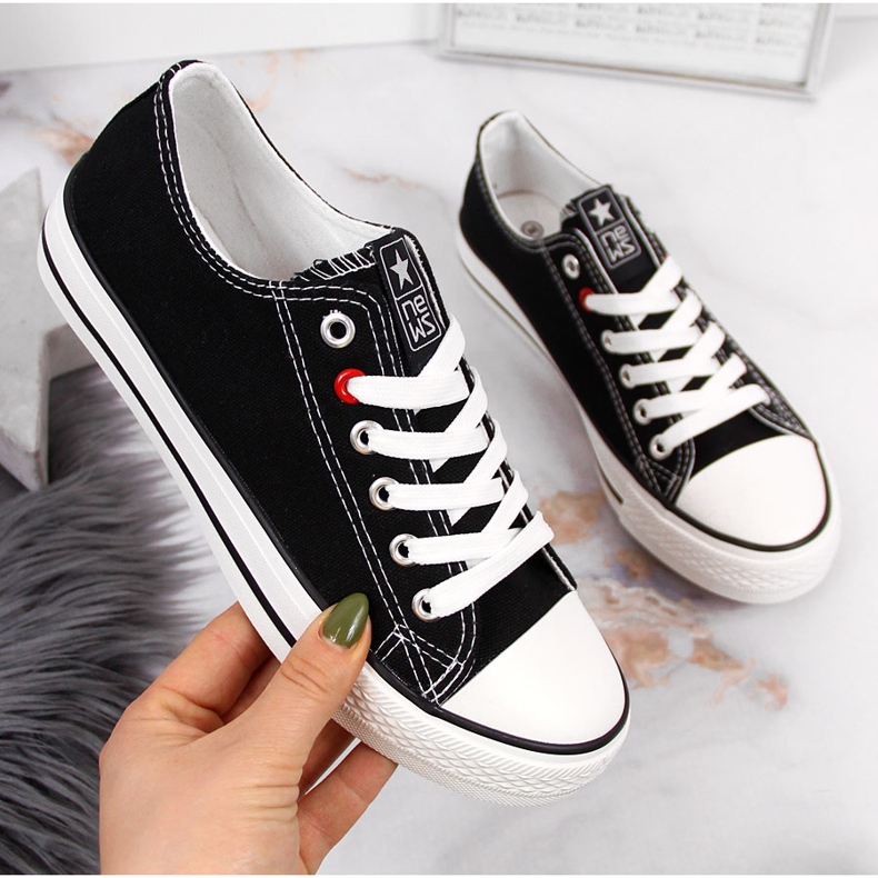 News Mustat tekstiiliset matalat tennarit UUTISET 2