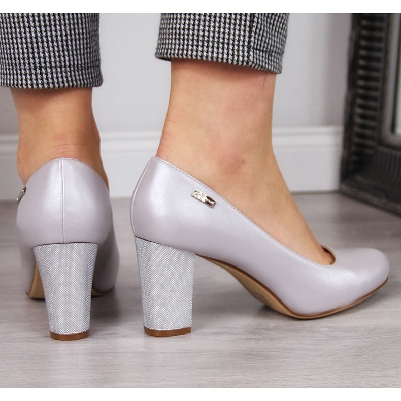 Pumput hopeanvärisessä Sergio Leone -tolppassa 2