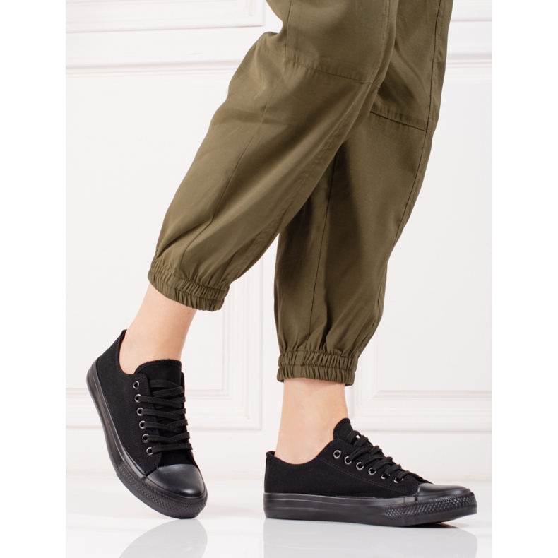 Klassiset mustat naisten tennarit 1