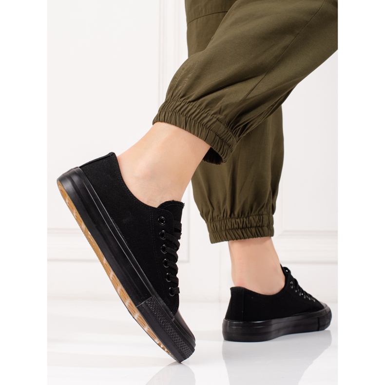 Klassiset mustat naisten tennarit 2