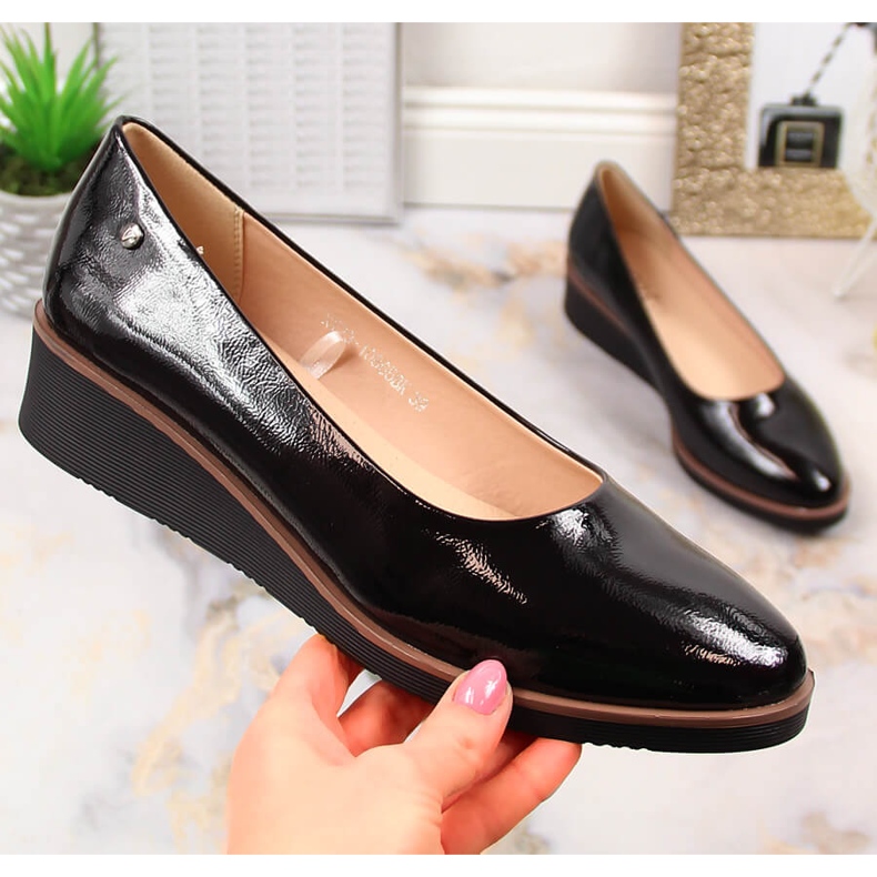 Naisten mustat lakatut kiilakengät Vinceza 10865 1