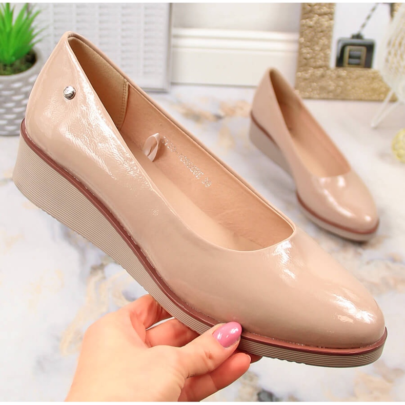 Naisten beige-lakatut kiilakengät Vinceza 10865 1