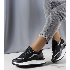 Mustat tennarit Ada-alustalla 1