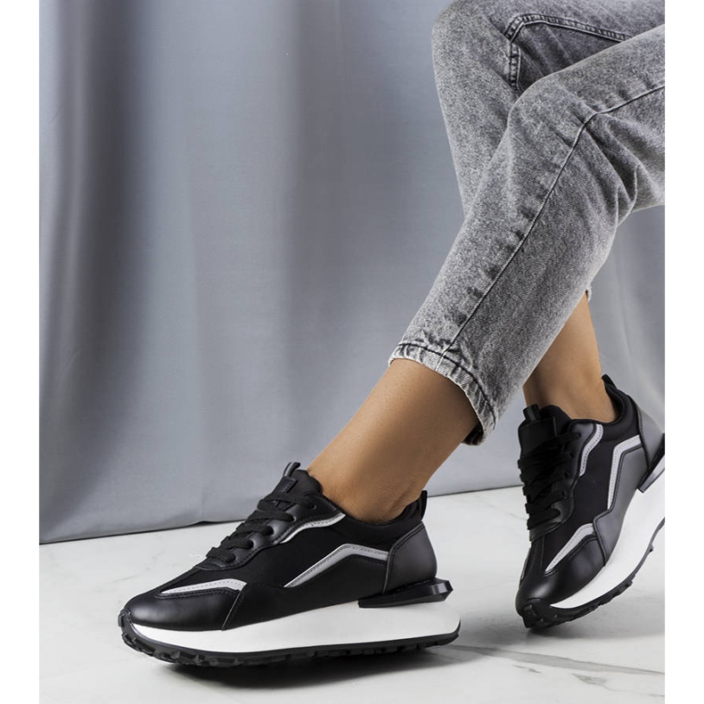 Mustat tennarit Ada-alustalla 1