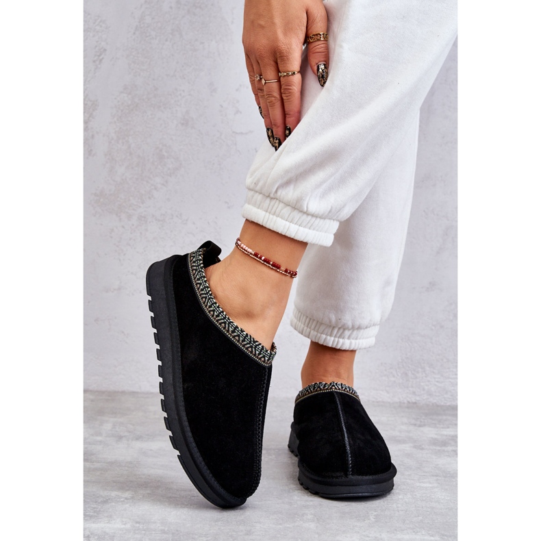 Naisten mokkanahkaiset tossut turkista ja kirjontamusta 2