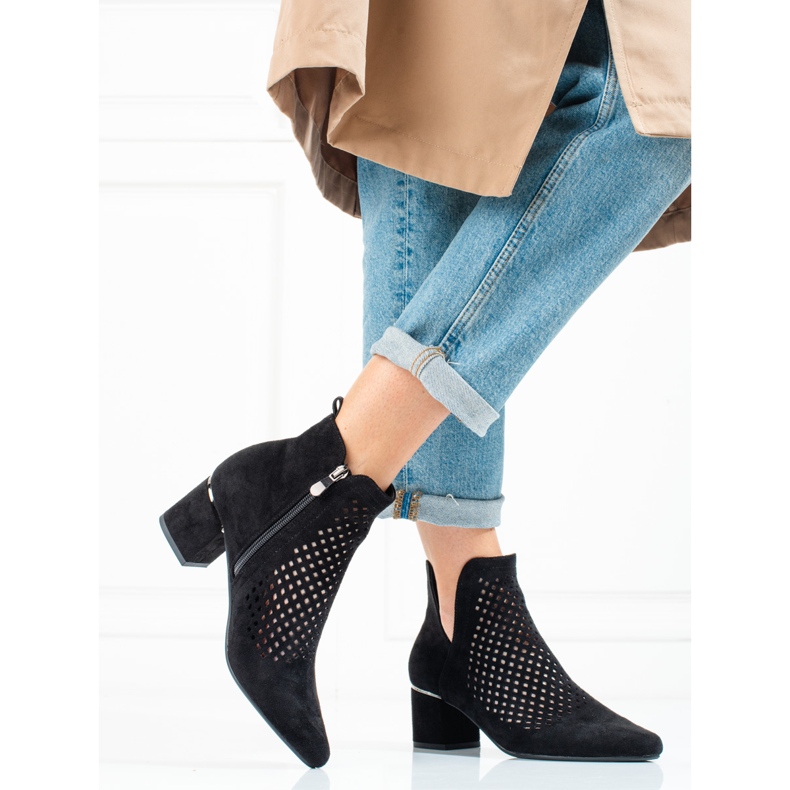 Naisten harjakattoiset saappaat matalakorkoisella Vinceza mustalla 1