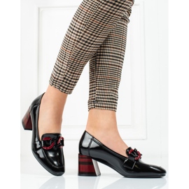 Naisten Vinceza mustat pumput ketjulla 2