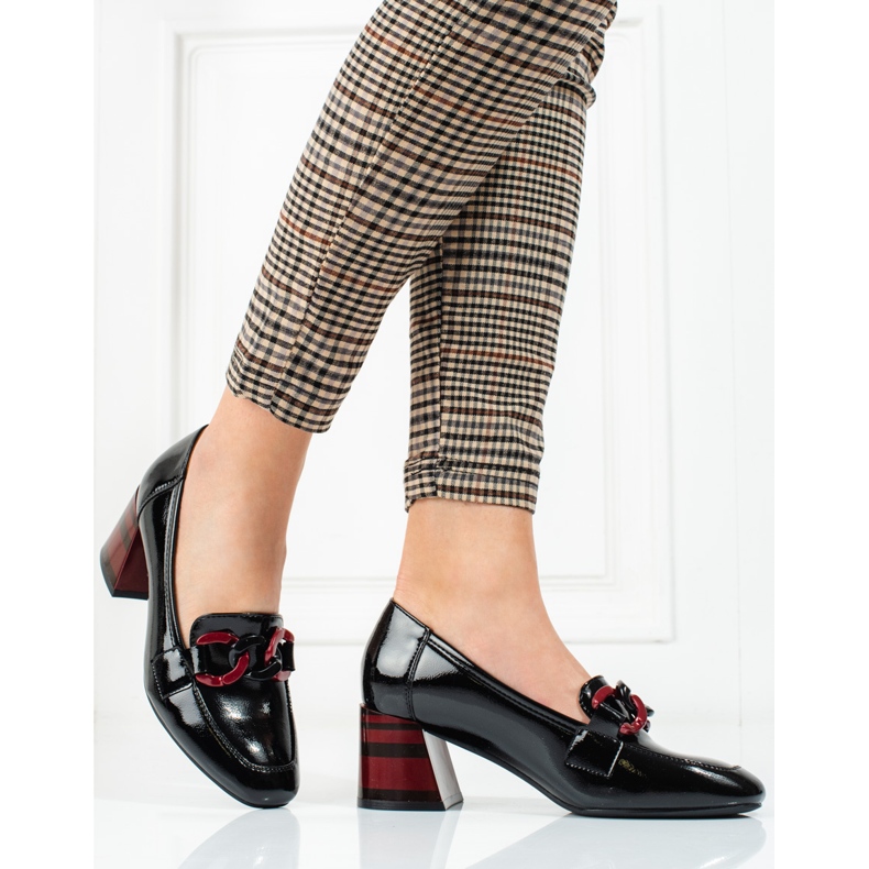 Naisten Vinceza mustat pumput ketjulla 2