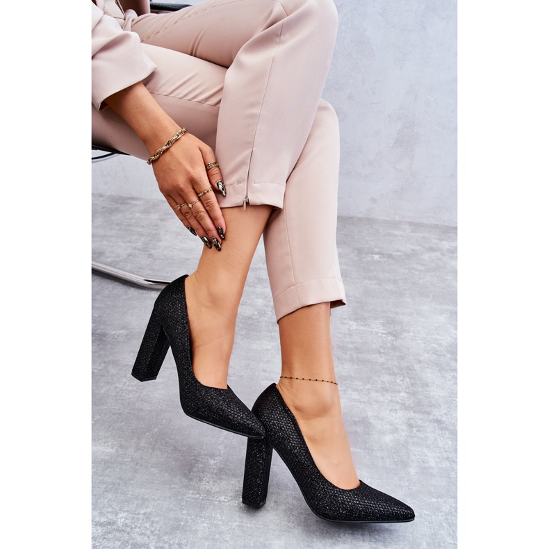Kiiltävät pumput mustalla kantapäällä 4