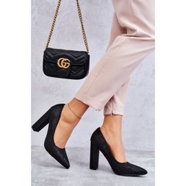 Kiiltävät pumput mustalla kantapäällä 2