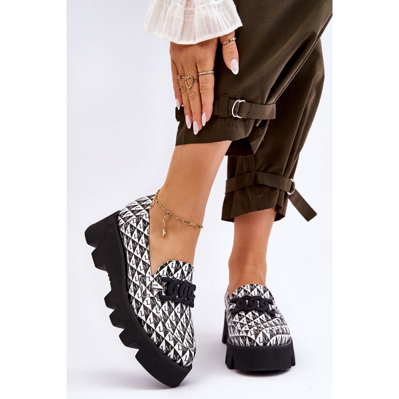 Loaferit massiivisella alustalla Laura Messi 2601 mustavalkoinen 1
