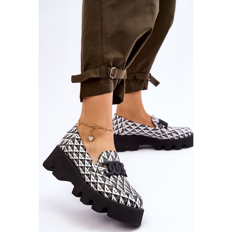 Loaferit massiivisella alustalla Laura Messi 2601 mustavalkoinen 2