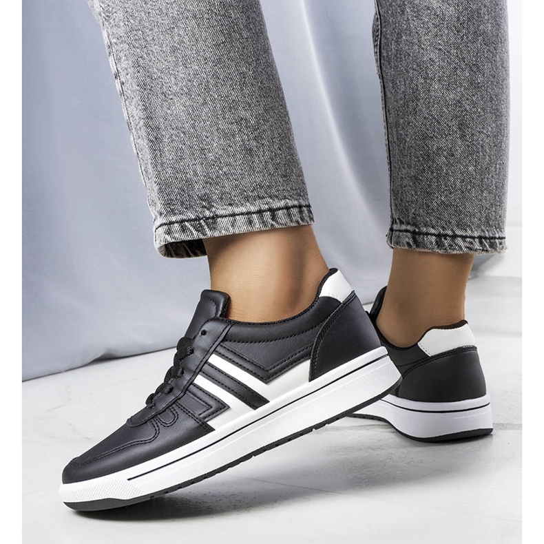 BM Olympian mustat tennarit valkoisilla sisäkkeillä 1