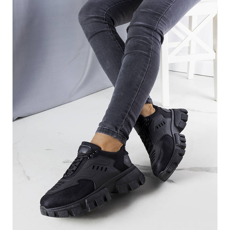 BM Mustat tennarit massiivisessa Inez-pohjassa 1