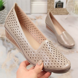 Naisten hohtavan beigen harjakattoiset kiilakengät Potocki SZ12018 2