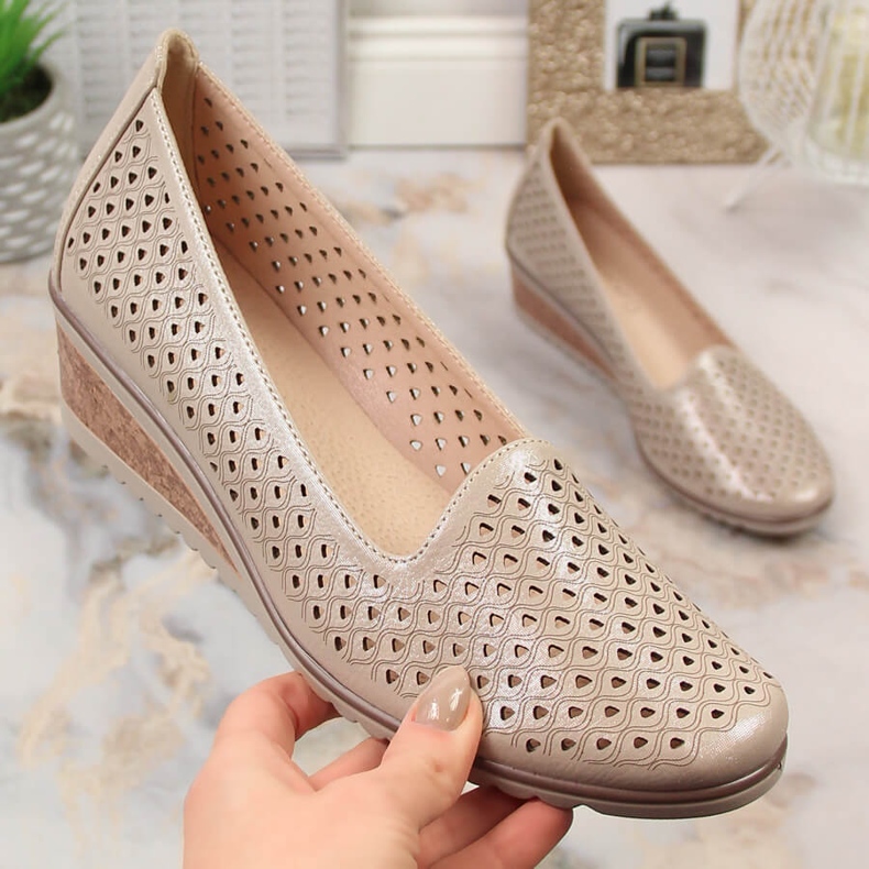 Naisten hohtavan beigen harjakattoiset kiilakengät Potocki SZ12018 2