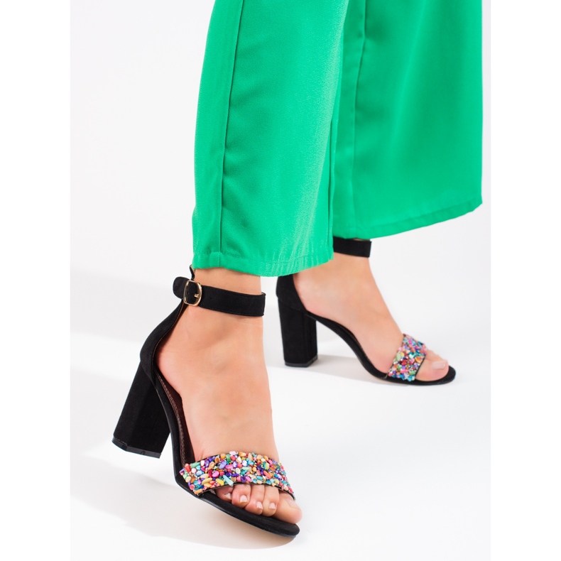 Shelovetin tyylikkäät mustat sandaalit helmillä 1