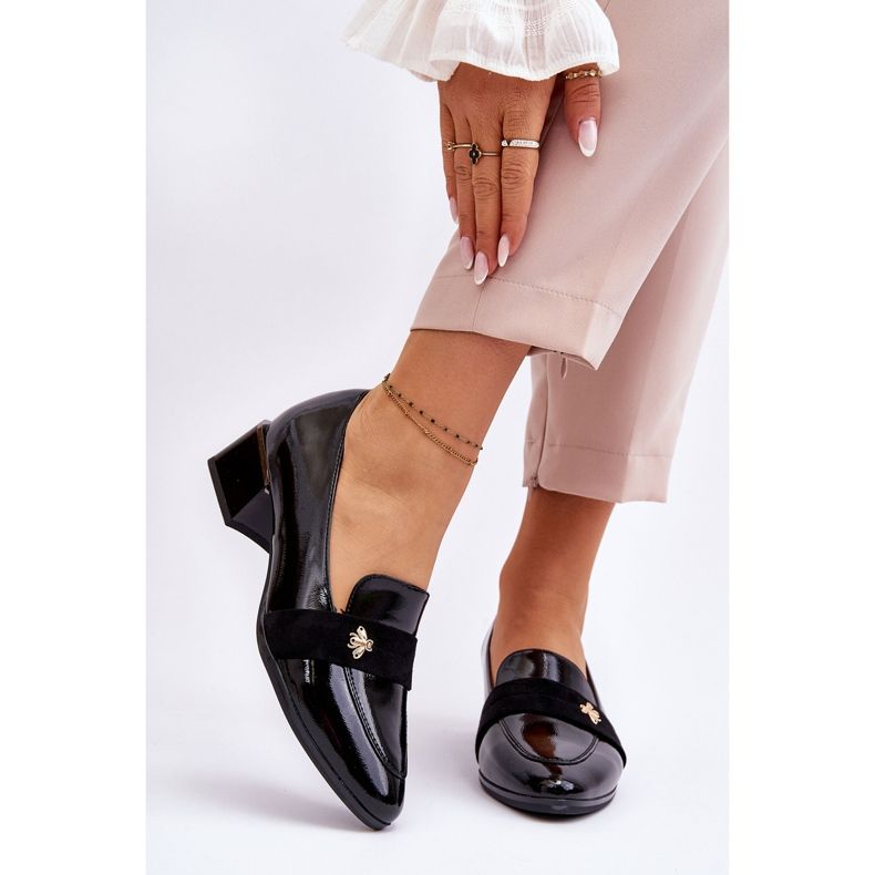 Vinceza Mustat kiiltonahkaiset matalakorkoiset pumput koristeella Doria 1