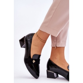 Vinceza Mustat kiiltonahkaiset matalakorkoiset pumput koristeella Doria 2