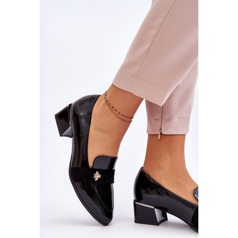 Vinceza Mustat kiiltonahkaiset matalakorkoiset pumput koristeella Doria 2