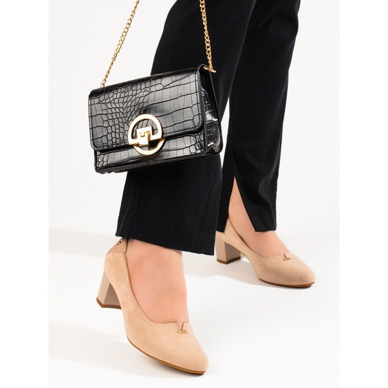 Tyylikkäät mokkanahkaiset naisten pumput matalakorkoisella Vinceza beigellä 1