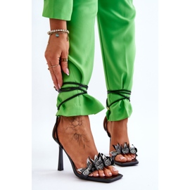 Sidotut sandaalit korkokenkiin mustilla Delmar-perhosilla musta 2