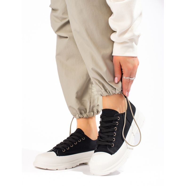 SHELOVET Mustat lenkkarit lavalla 1