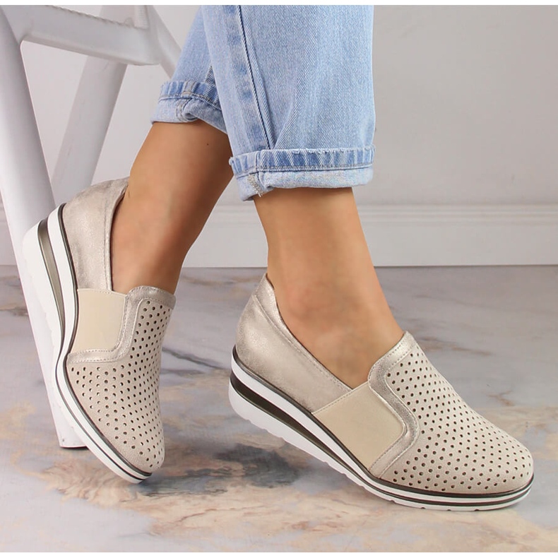 Naisten kultaiset harjakattoiset kiilakengät Jezzi MR1738-17 kultainen 1