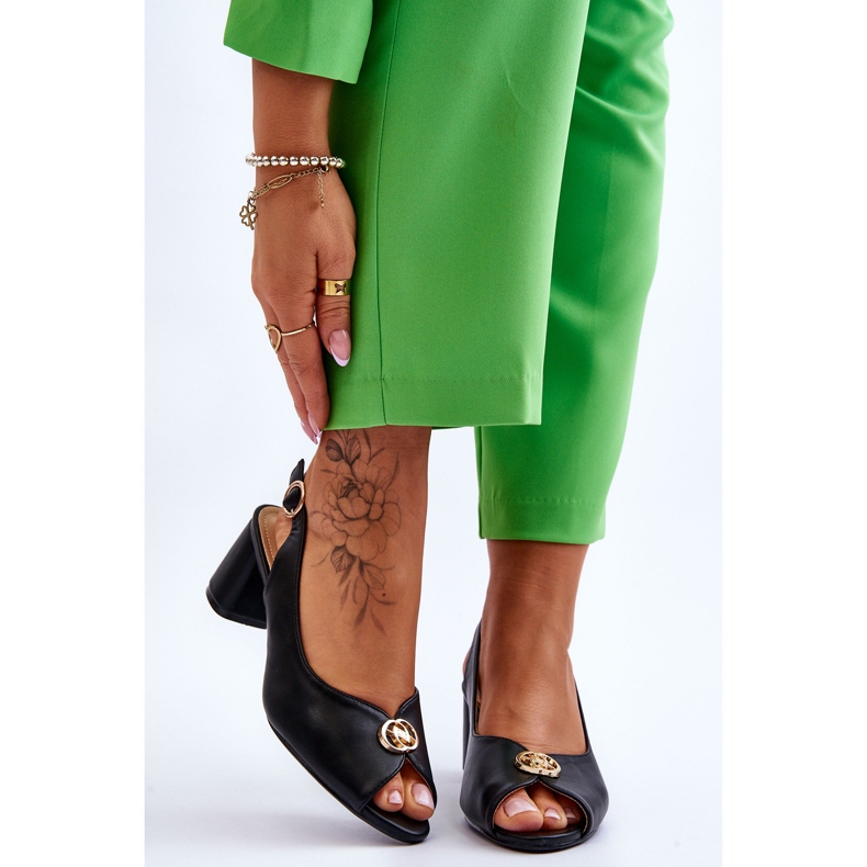 Muodikas musta nahka sandaalit mustat 1