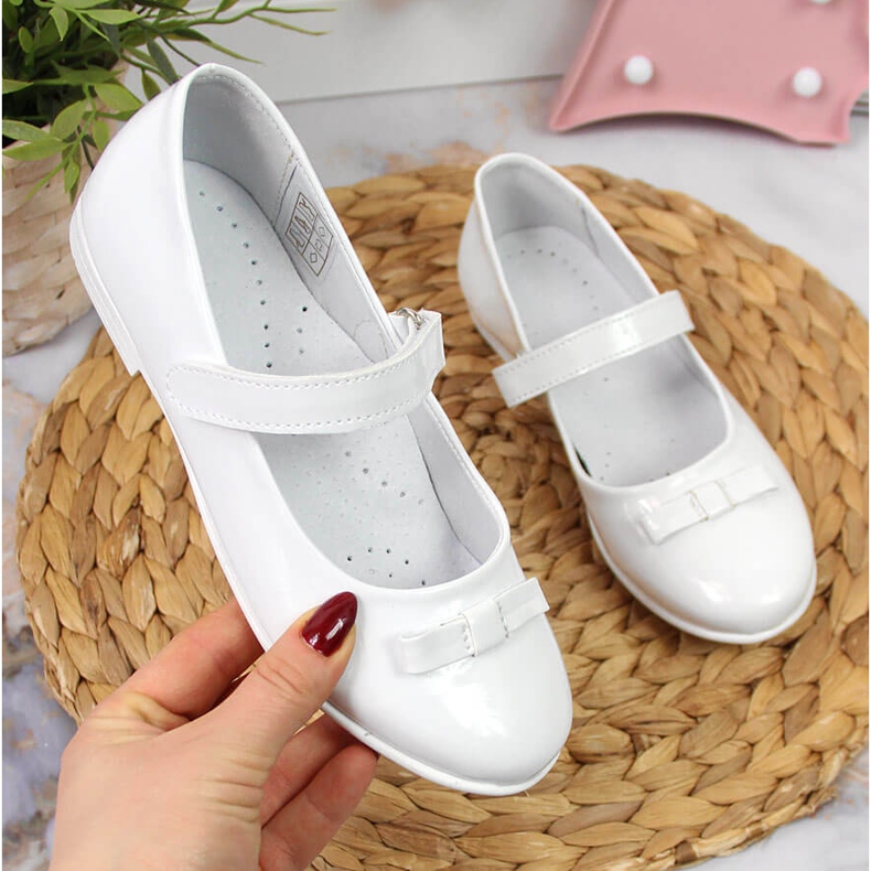 Tyttöjen ehtoollisbaleriinat, joissa tarranauhalla valkoinen Kornecki 6493 1