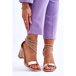 Muodikkaat sandaalit kultaisilla Carma-zirkoneilla kultainen 1