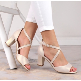 Naisten beigenväriset helmisandaalit pylväässä Sergio Leone SK862 2