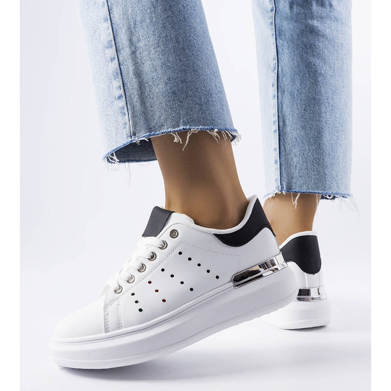 Valkoiset lenkkarit, joissa värillinen Chalut-rei'itys valkoinen 1