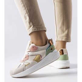 BM Rielin beige-lenkkarit, jotka on valmistettu sekoitetuista materiaaleista 1