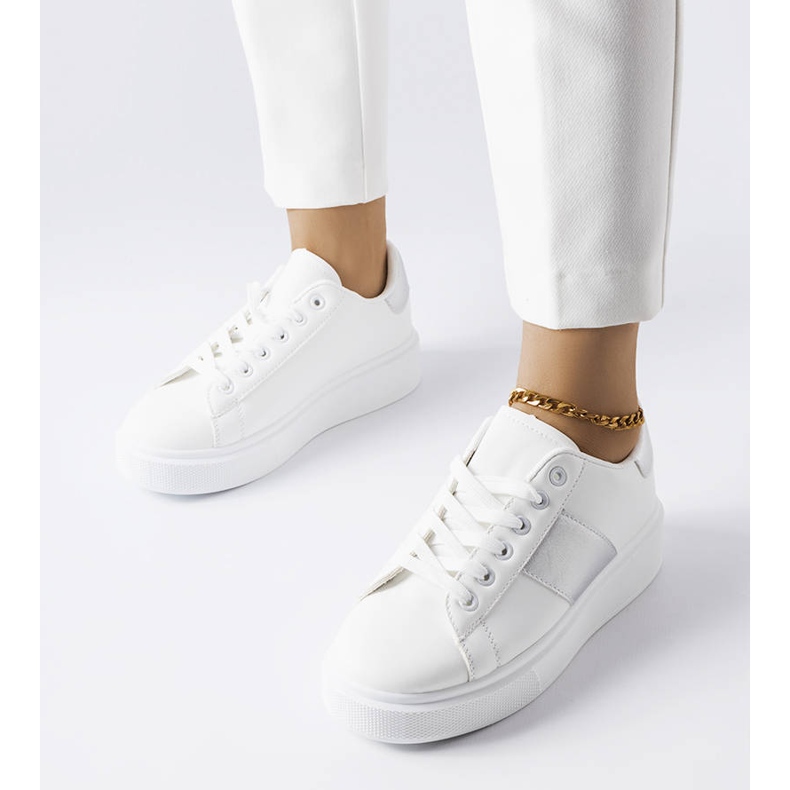 Aurélien valkoiset tennarit hopeisella raidalla valkoinen 1