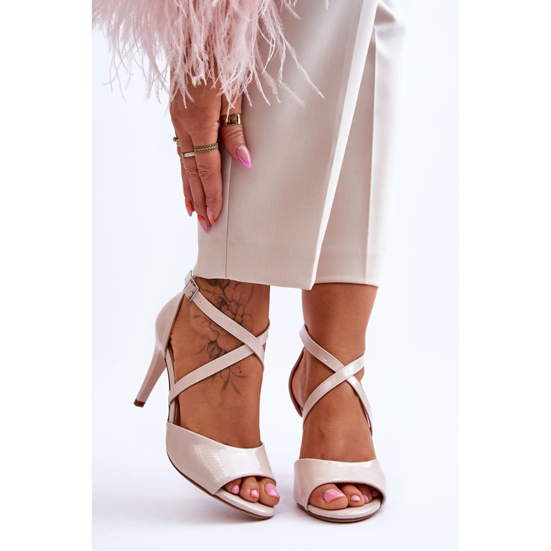 Sergio Leone Muodikkaat sandaalit beigellä lakatulla korkokenkolla Loressa 1