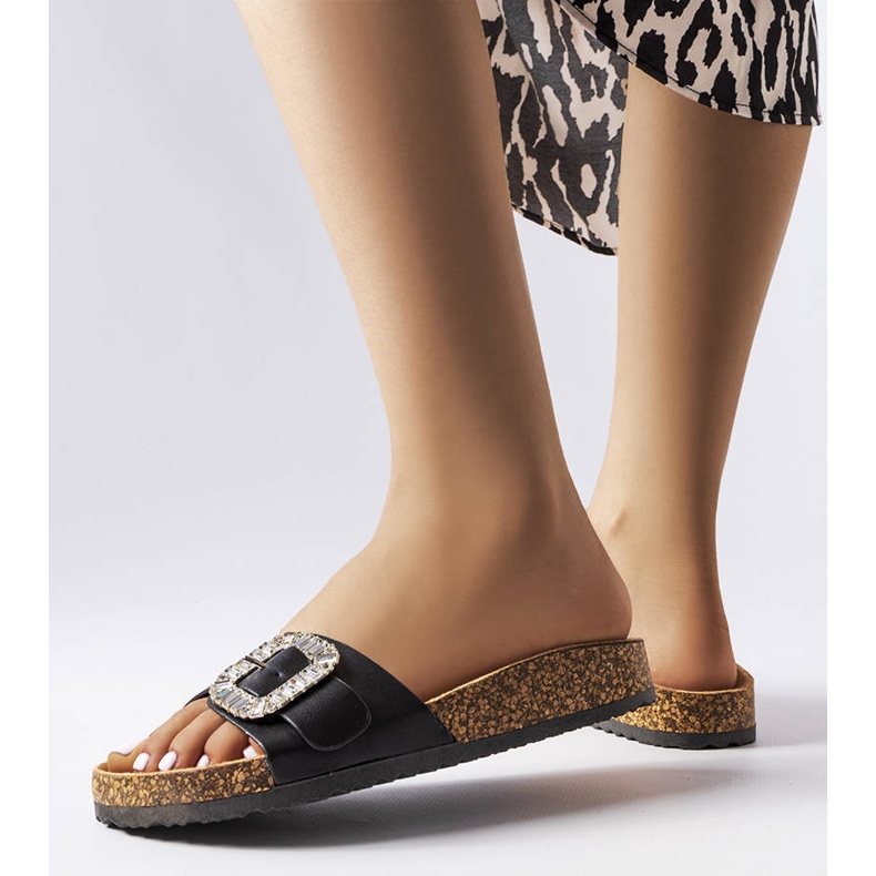 Mustat varvastossut, jotka on koristeltu zirkoneilla 2