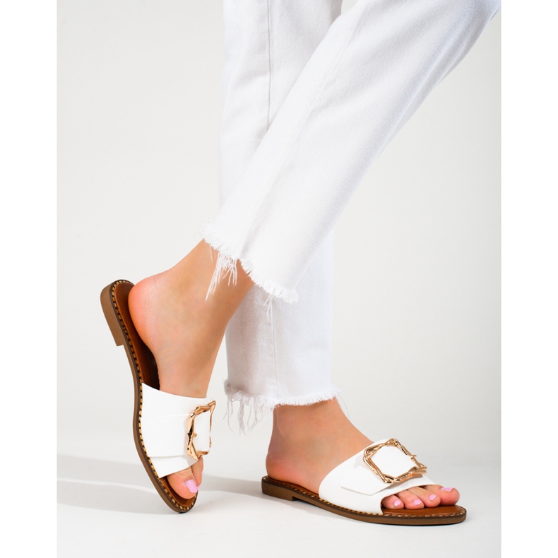 Valkoiset tyylikkäät varvastossut, joissa Shelovet-solki valkoinen 2