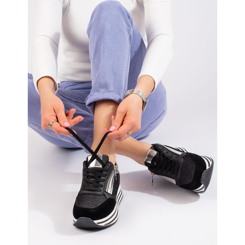 Mustat tennarit Shelovet-alustalla 1