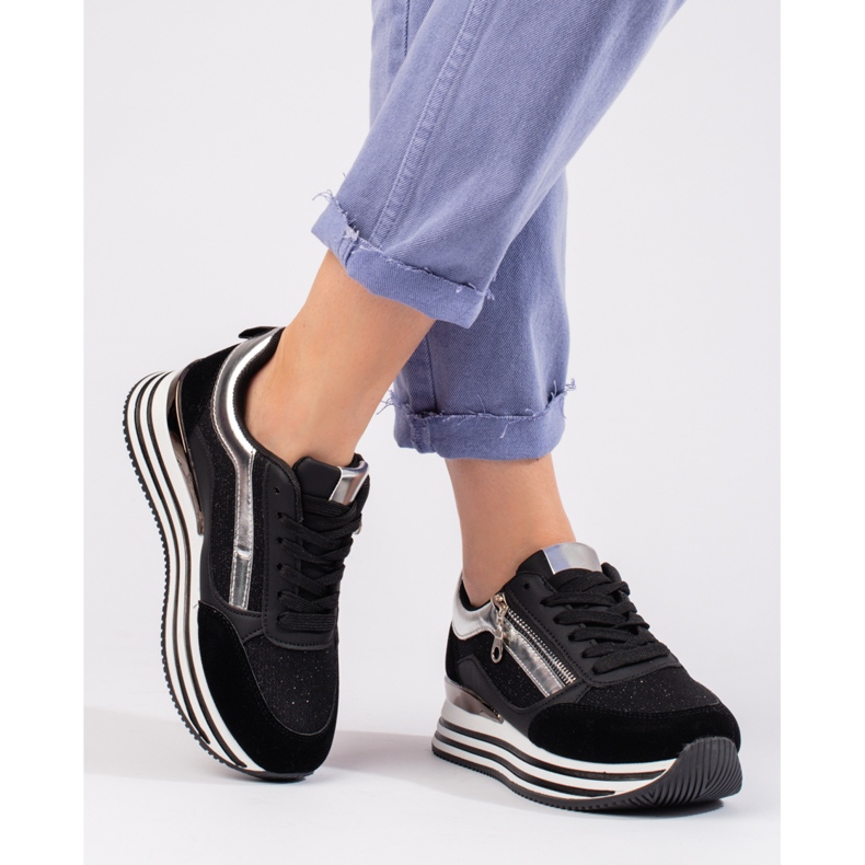 Mustat tennarit Shelovet-alustalla 2