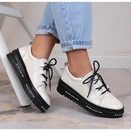 Nahkalakatut mukavat kengät beigellä alustalla S.Barski LR29592 1