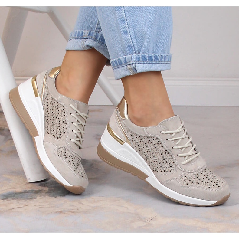 Naisten nahkaiset mokkanahkakengät beigellä harjakattoisella kiilalla Filippo DP4669 1