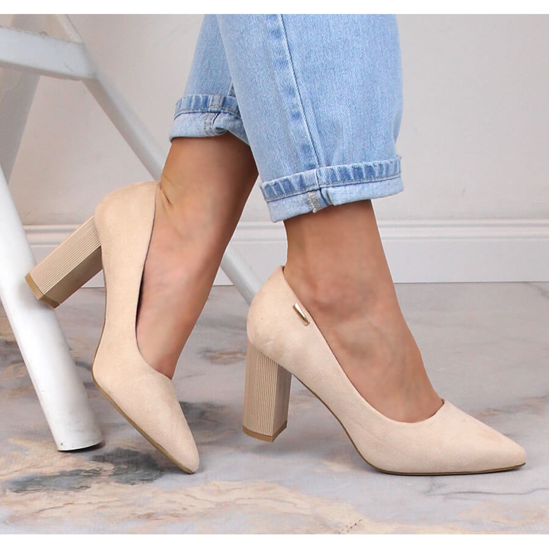 Naisten beigenväriset mokkanahkapumput pylväässä T.Sokolski W23-402 1