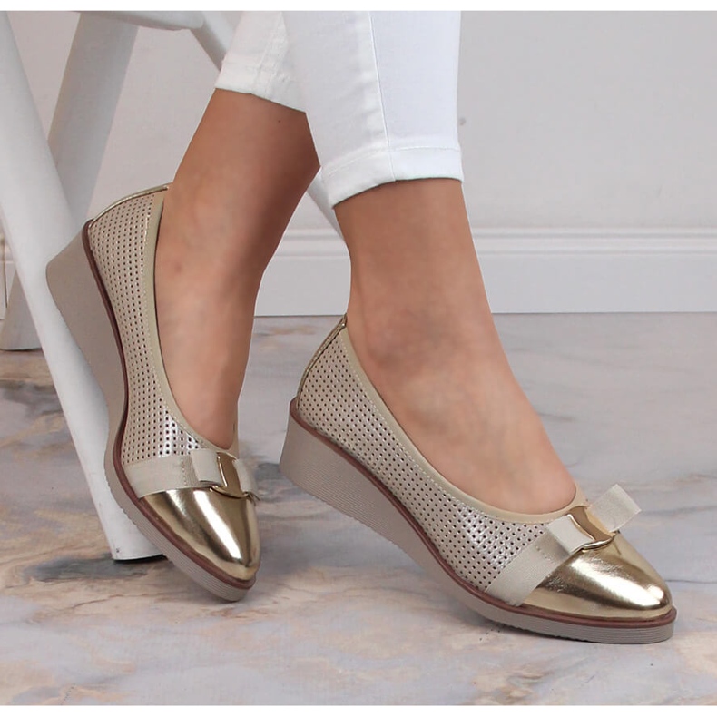 Naisten harjakattoiset kultaiset kiilakengät Potocki SZ12037 kultainen 1